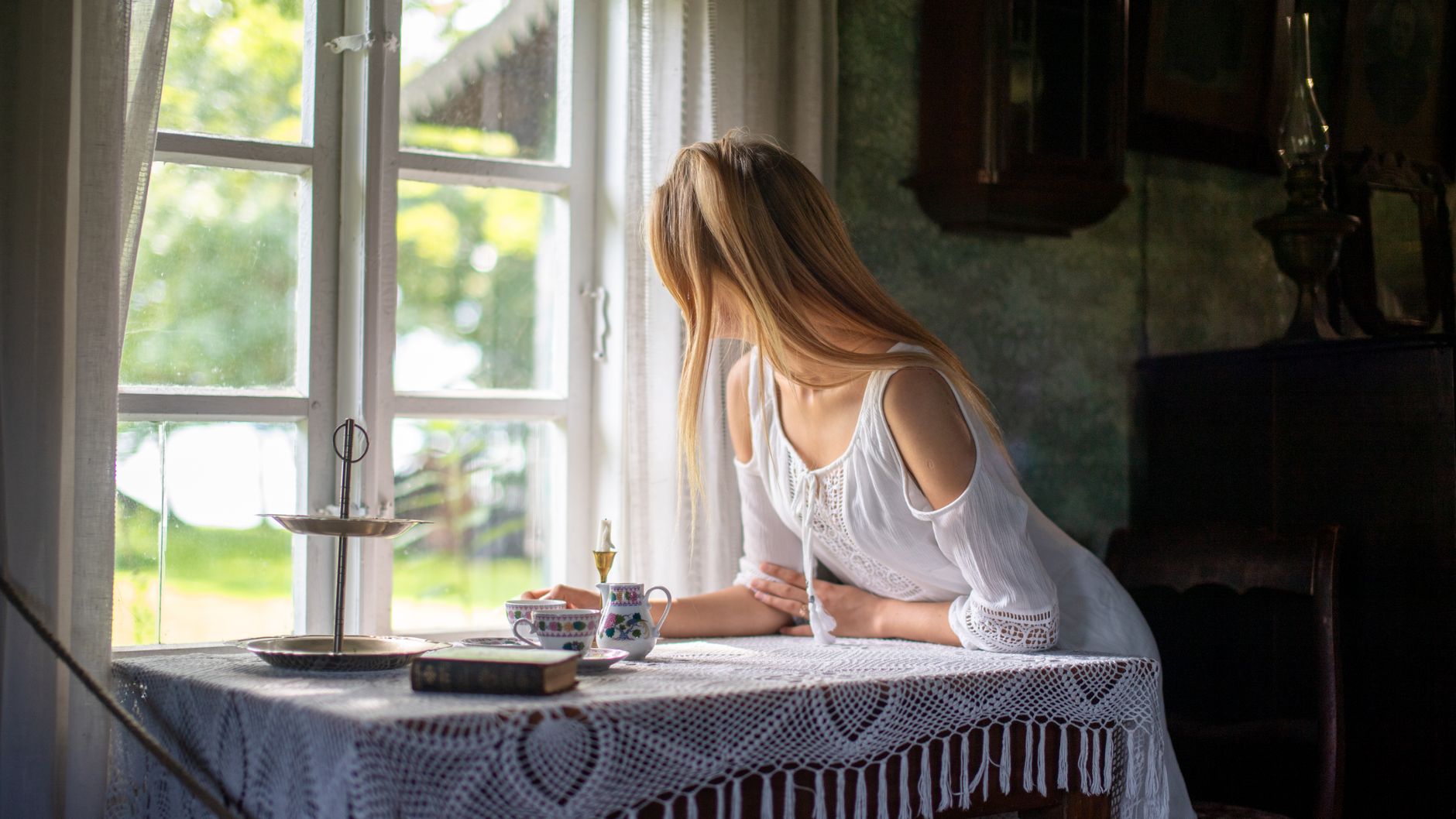 femeie singură contemplând priveliștea — nevoia de spațiu personal nu e egoism