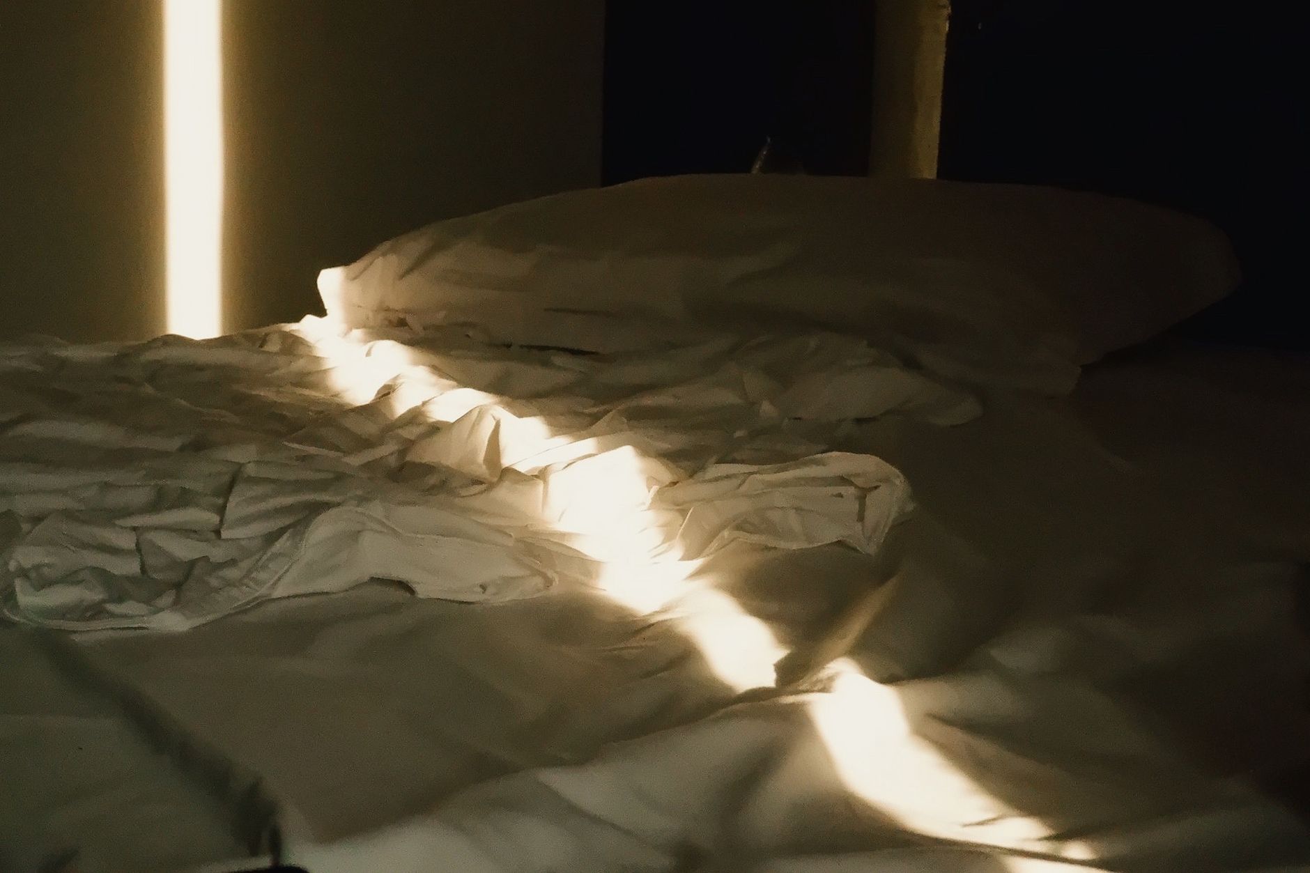 simt că trebuie să merit iubirea — lumină blândă de dimineață prin fereastră