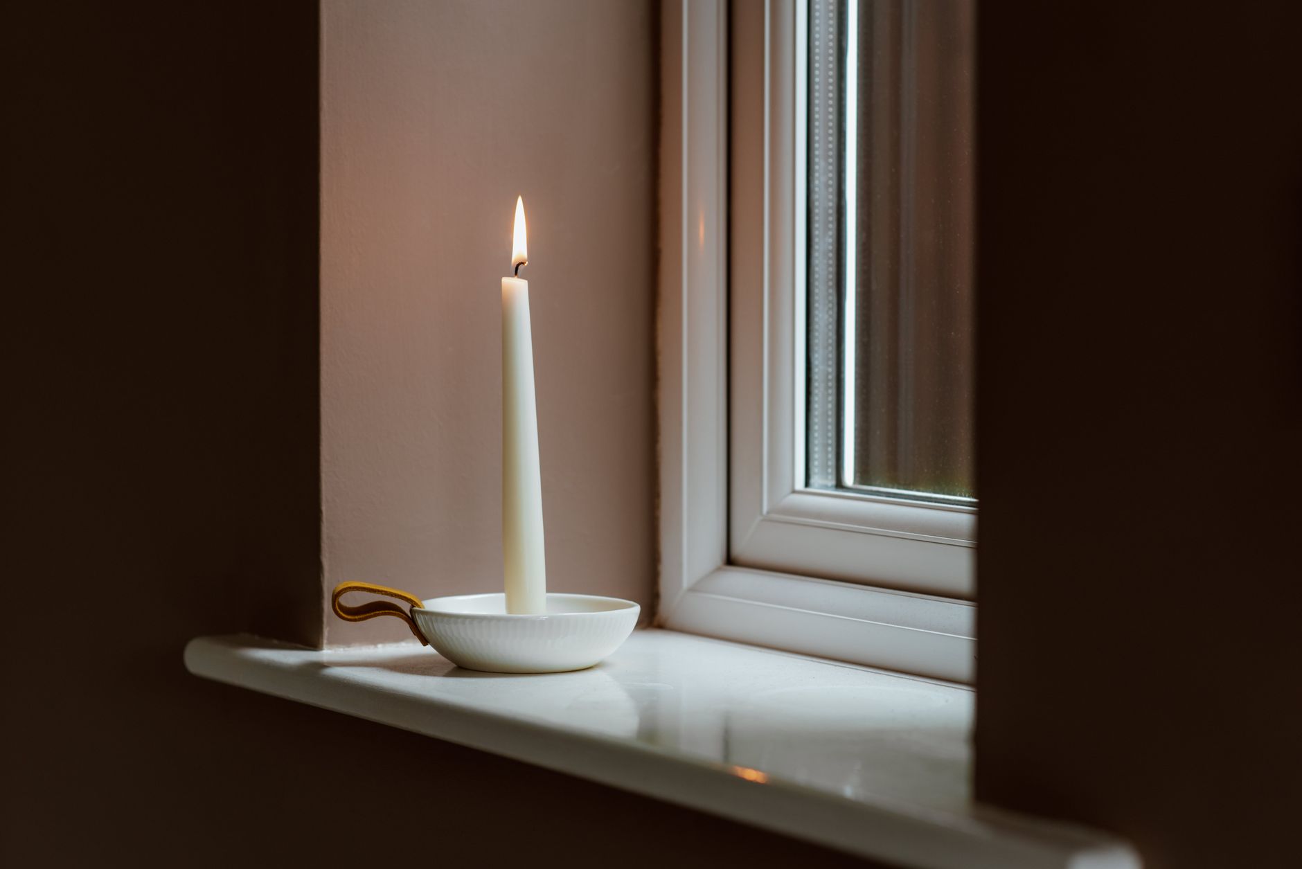vinovăție și iertare de sine — lumânare caldă și lumină de speranță