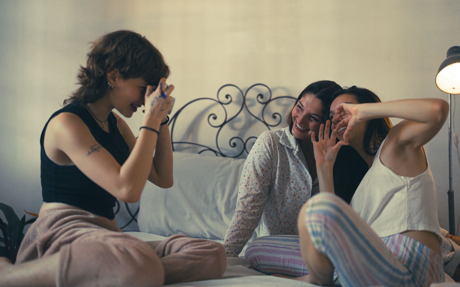 prieteni care râd împreună, bucurând-se de companie — de ce mă blochez în grup